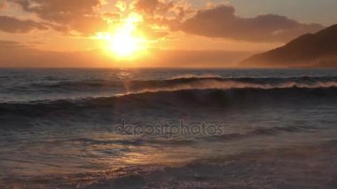 Deniz kıyısı boyunca güzel gün batımı