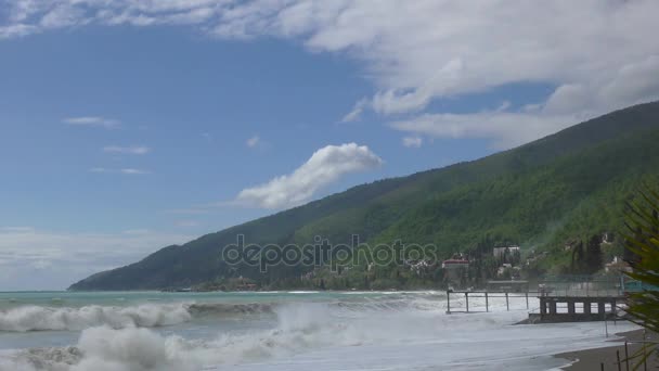 Bela vista à beira-mar com ondas — Vídeo de Stock