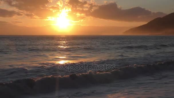 Belo pôr-do-sol sobre a costa — Vídeo de Stock