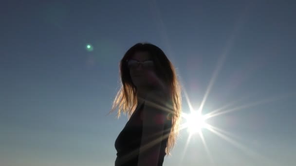 Jeune femme séduisante sur la plage au coucher du soleil — Video