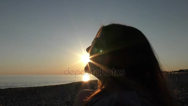 Junge attraktive Frau am Strand bei Sonnenuntergang — Stockvideo