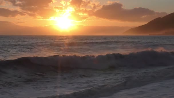 Gyönyörű naplemente alatt a tengerparton — Stock videók