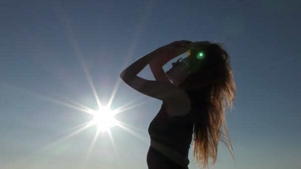 Mujer atractiva joven en la playa al atardecer — Vídeo de stock