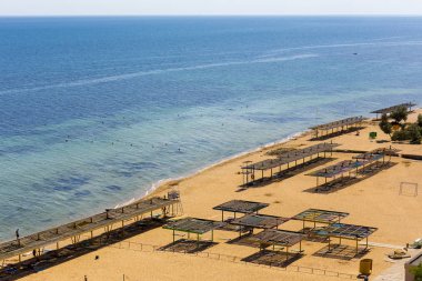 Drone uçuş Kırım kum plaj üzerinde