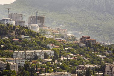 Yalta şehir binalar üzerinde görünümü kadar hava yakın