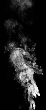 Beyaz fantezi siyah arka plan üzerine duman