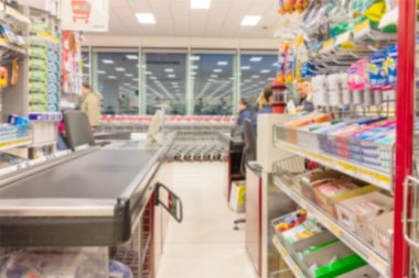 Raf süpermarkette bulanık arka plan