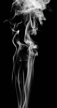 Beyaz fantezi siyah arka plan üzerine duman