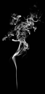 Beyaz fantezi siyah arka plan üzerine duman