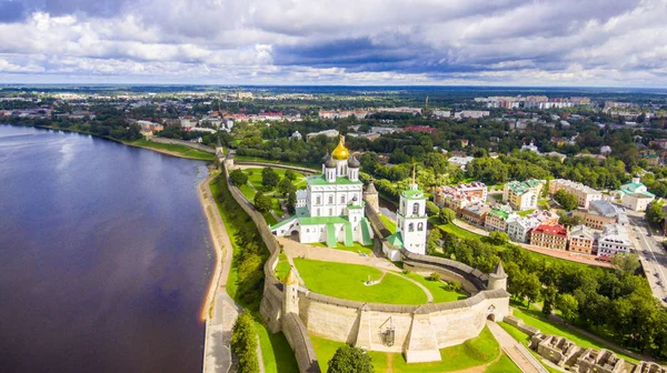 Αεροφωτογραφία του καθεδρικού ναού Αγίας Τριάδας, Pskov Κρεμλίνο — Φωτογραφία Αρχείου