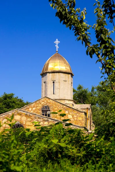 Vista sobre a igreja ortodoxa exterior — Fotografia de Stock
