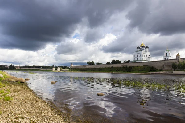 Θέα στον καθεδρικό ναό της Αγίας Τριάδας στο Κρεμλίνο Pskov — Φωτογραφία Αρχείου