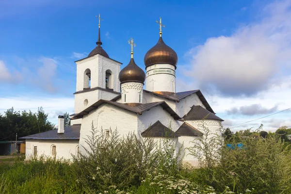 Blick auf Hängebrücke und Nikolaikirche in Ostrov — Stockfoto