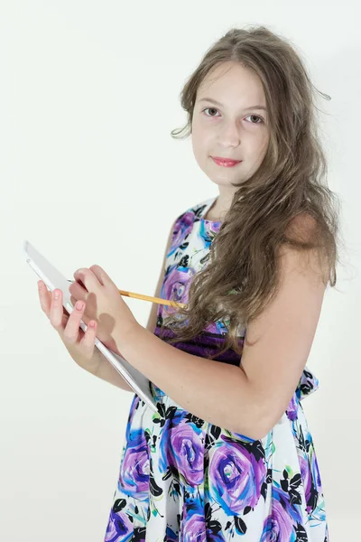 Menina adolescente bonito com bloco de notas — Fotografia de Stock