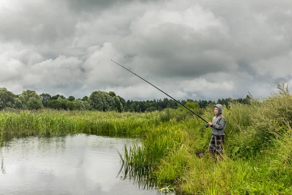 Adolescente pescando en el pequeño río —  Fotos de Stock