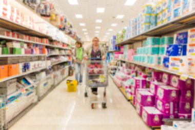 Raf süpermarkette bulanık arka plan