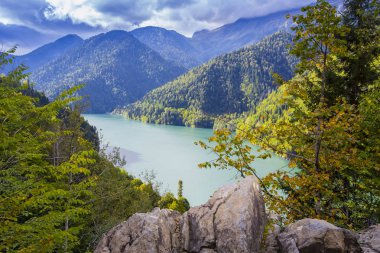 Güzel yaz görünümü dağ Gölü üzerinde