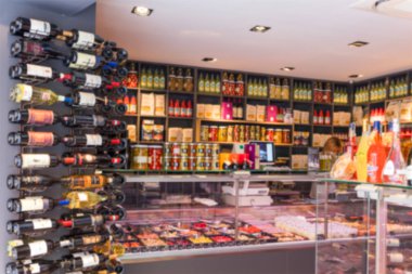 Raf süpermarkette bulanık arka plan