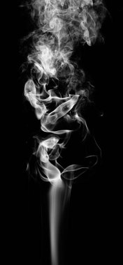 Beyaz fantezi siyah arka plan üzerine duman