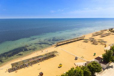 Drone uçuş Kırım kum plaj üzerinde