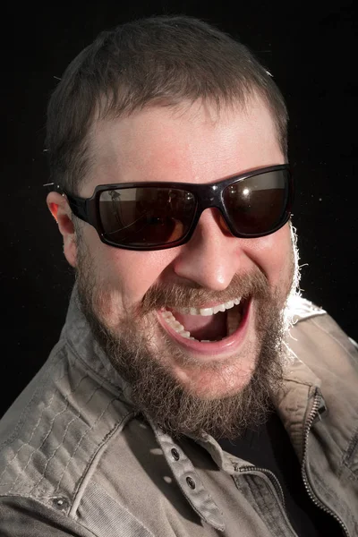 Όμορφος γενειοφόρος άνδρας στο συναισθηματικό πορτραίτο γυαλιά ηλίου — Φωτογραφία Αρχείου