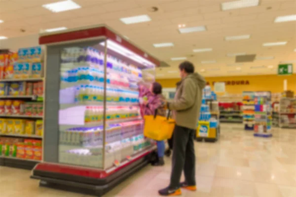 Niewyraźne tło półki w supermarkecie — Zdjęcie stockowe