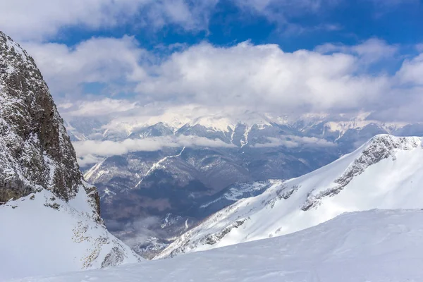 Kış dağlar üzerinde sahne Üstten Görünüm