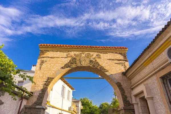 Вид на арку в старом городе — стоковое фото