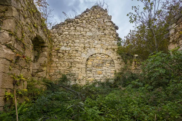 Vue sur de vieux murs d'église en ruine — Photo