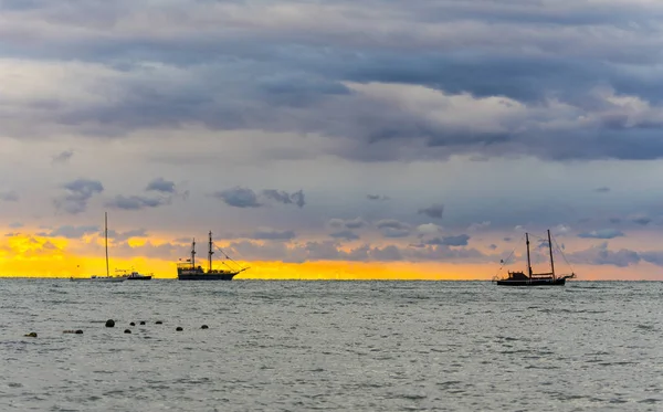 Морской пейзаж на закате с мастерами кораблей — стоковое фото
