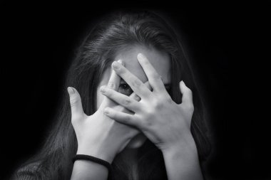 Tek renkli kapatın genç güzel kız portresi