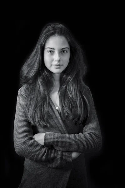 立っている美しい少女の白黒の肖像画 — ストック写真