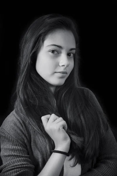 아름 다운 젊은 여자의 흑백 초상화 — 스톡 사진