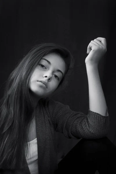 美しい若い女の子の肖像画を間近モノクロ — ストック写真