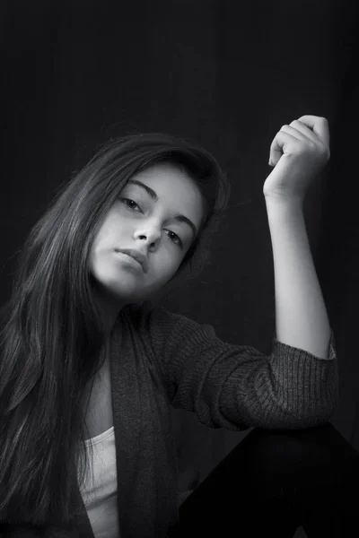 Monocromo primer plano retrato de joven hermosa chica — Foto de Stock