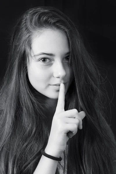 흑백 아름 다운 젊은 여자의 초상화를 닫습니다. — 스톡 사진