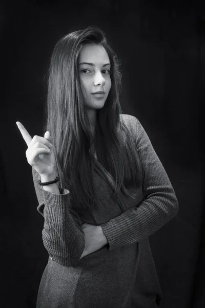 Monocromo primer plano retrato emocional de joven hermosa chica —  Fotos de Stock