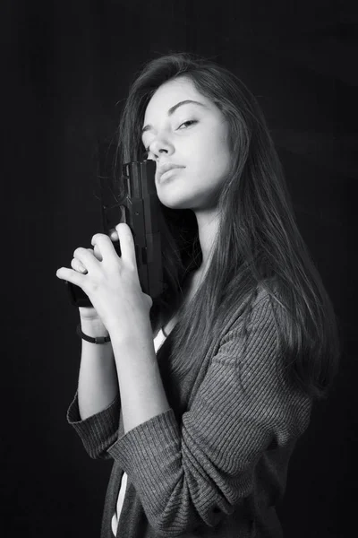 흑백 아름 다운 젊은 여자의 감정적인 초상화 닫기 — 스톡 사진