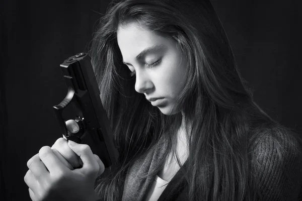 美しい少女の感情的な肖像画を間近モノクロ — ストック写真