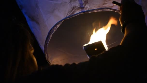 Lanterna tradizionale del fuoco, lanciata da una persona — Video Stock
