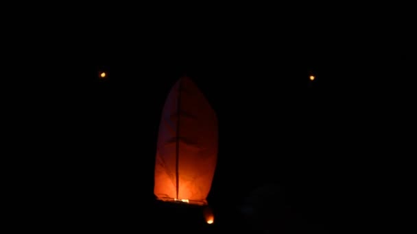 Feuerlaterne schwimmende Nacht. Feuerlaternen aus chinesischem Papier schweben in der Luft — Stockvideo