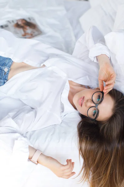Beautiful Young Woman Glasses Laying Bed Glasses Close Resting Home — Stock Photo, Image