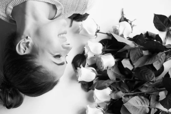 Ele Tutuşan Güzel Bir Kızın Portresi Beyaz Güller Elinde Bir — Stok fotoğraf