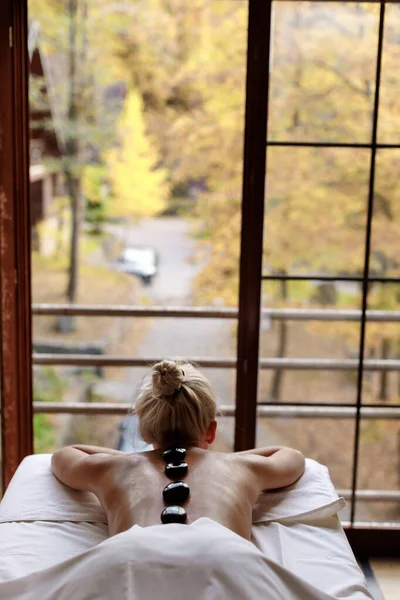 Kaplıca Salonundaki Sarışın Kız Masaj Yaptırıyor Spa Prosedürü Konsepti Siyah — Stok fotoğraf