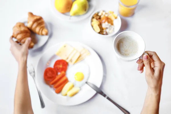 Primer Plano Desayuno Saludable Vista Superior Tocino Huevos Manos Con — Foto de Stock
