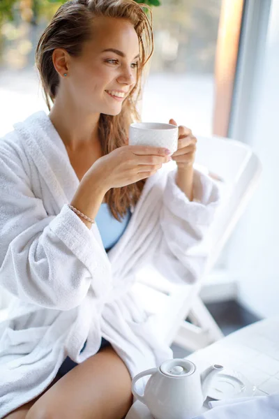 Bella Ragazza Con Pelle Fresca Perfetta Asciugamano Bianco Sulla Testa — Foto Stock