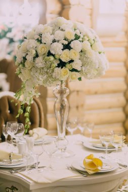 Mekanın düğün dekorasyonu. Düğün konsepti. Çiçekler masaya. Otel servisi konsepti. Masa servisi. Restoran tarzında.