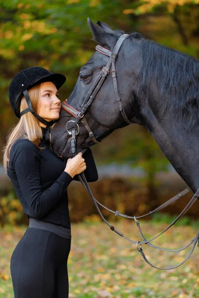 美しい若い女の子と馬 乗馬スポーツ 女子ジョッキー — ストック写真