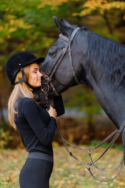 Piękna Młoda Dziewczyna Koń Jeździecki Sport Dżokej Żeński — Zdjęcie stockowe