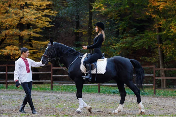 Chica Montando Caballo Parque Otoño Cerca Del Lago Las Montañas —  Fotos de Stock